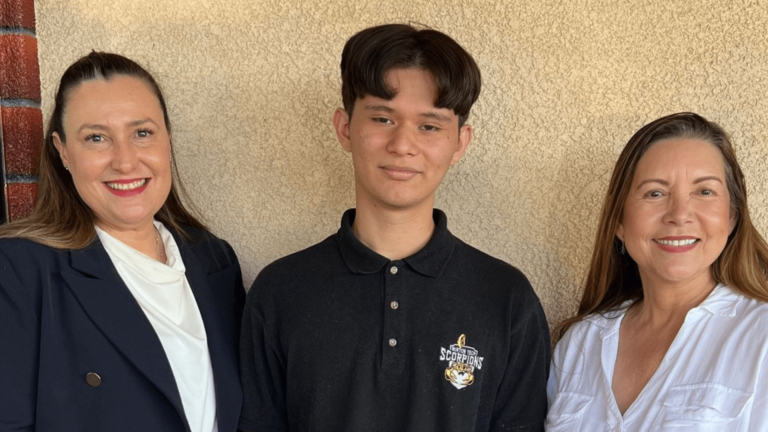 FUSALMOUSA grants a scholarship to a young student in the United States.