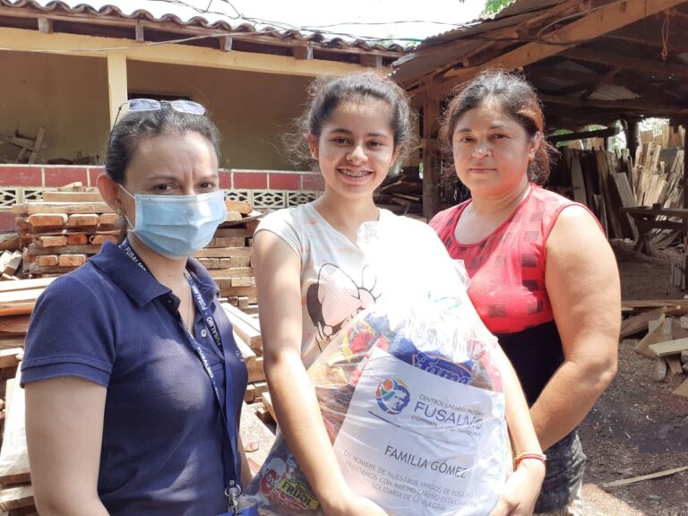 More than 300 families received the Solidarity Basket of Joy FUSALMO